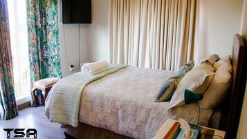 6 bedrooms, desk, laptop workspace, blackout drapes