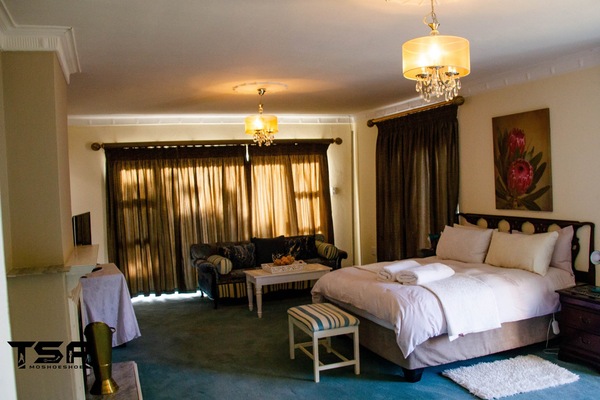6 bedrooms, desk, laptop workspace, blackout drapes