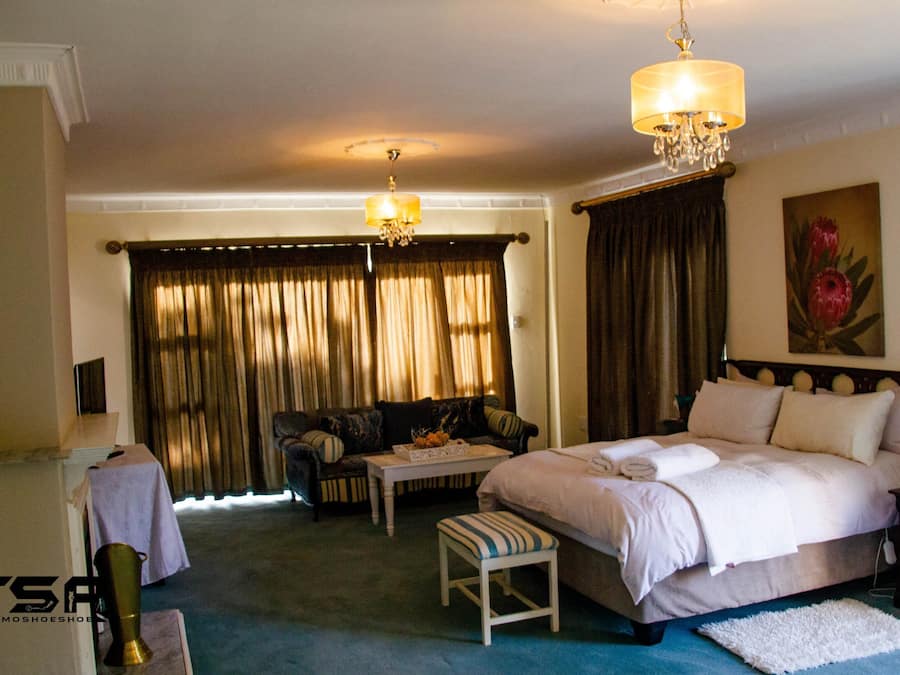 6 bedrooms, desk, laptop workspace, blackout drapes