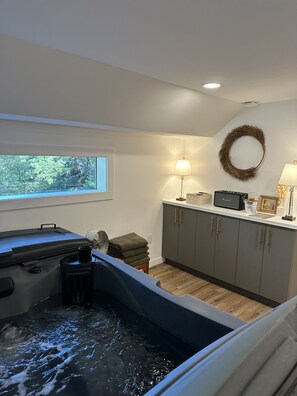 Interior - Creative Cabins - Hayloft (Logan)