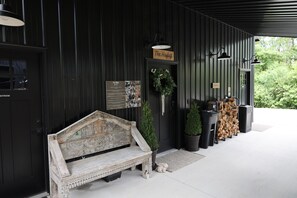 Un banco frente a un edificio con un letrero que dice 'The Hayloft'.