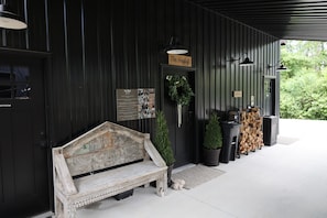 Un banco frente a un edificio con un letrero que dice 'The Hayloft'.