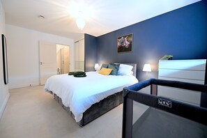 2 bedrooms, iron/ironing board, WiFi, bed sheets - Large 2 BR Flat High Spec Free Parking - Perfect for Contractors (Farnborough)