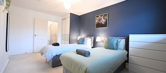 Large 2 BR Flat High Spec Free Parking - Perfect for Contractors