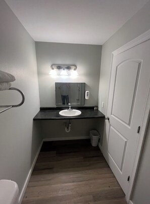 Toalhas de banho, sabonete, shampoo, papel higiênico