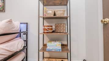 4 habitaciones, escritorio y tabla de planchar con plancha