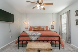 4 habitaciones, escritorio y tabla de planchar con plancha 