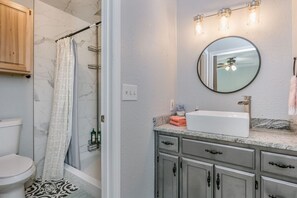 Douche, séchoir à cheveux, serviettes fournies, savon