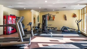 Ett gym med löpband, crosstrainers och styrketräningsutrustning.