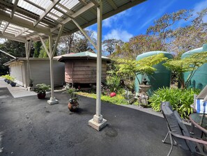 Outdoor dining - Aloha Junction Guesthouse Suites, stay and explore Kilauea Volcano Hawaii (Volcano)