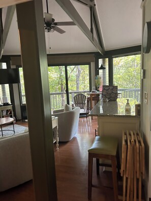 Smart-TV, peis, DVD-spiller og filmbibliotek