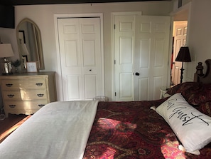 2 habitaciones, tabla de planchar con plancha, wifi y ropa de cama 