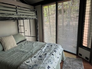 2 habitaciones, tabla de planchar con plancha, wifi y ropa de cama 