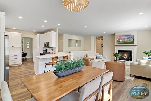 The Bay Constellation -Walk to Yerkes |Firepit |Pool Table|New Construction