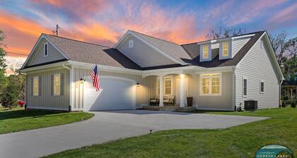 The Bay Constellation -Walk to Yerkes |Firepit |Pool Table|New Construction