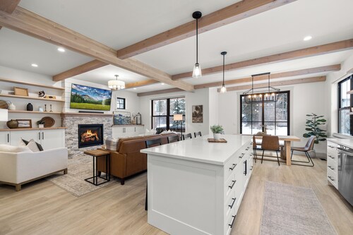 Immaculate home with Flathead River access , close to Glacier!