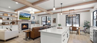 Immaculate home with Flathead River access , close to Glacier!