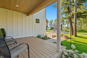 Terrace/patio - Immaculate home with Flathead River access , close to Glacier! (Columbia Falls)