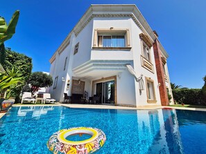 Utendørsbasseng og et oppvarmet basseng