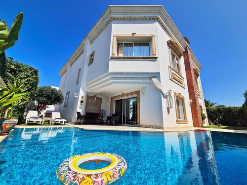 Luxury villa with heated pool, private elevator and wonderful view of Lake Tunis
