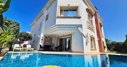 Luxury villa with heated pool, private elevator and wonderful view of Lake Tunis