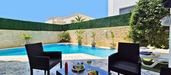 Luxury villa with heated pool, private elevator and wonderful view of Lake Tunis