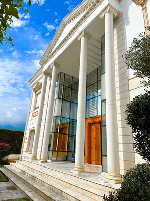 Un bâtiment à l’architecture classique, doté de colonnes et d’un portique.