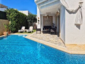 Outdoor pool, a heated pool - Luxury villa with heated pool, private elevator and wonderful view of Lake Tunis (Tunis)