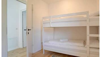 2 kamar tidur dan dilengkapi dengan perabotan berbeda-beda