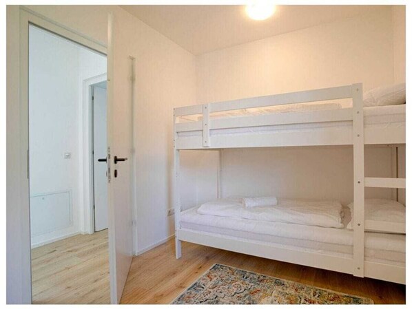 2 chambres, ameublement personnalisé, fer et planche à repasser