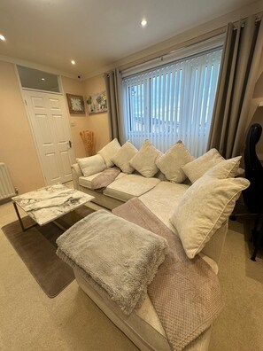 Smart TV, fireplace, books, printers - Extraordinary Comfort - Enjoy Your Freedom & Peace (Horden)