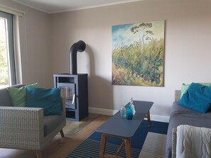 Televisión, chimenea y estéreo 