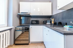 Kylskåp, mikrovågsugn, ugn och spishäll