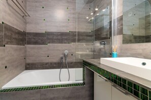 Articles de toilette gratuits, sèche-cheveux, serviettes fournies, savon
