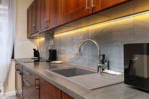 Fridge, microwave, oven, stovetop - Feels Like Home Premium Apartment (Wroclaw)