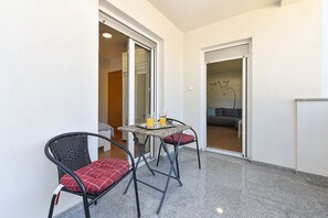 Outdoor dining - Apartment 2367/123439 (Istria - Stinjan), 1500m from the beach (Stinjan)