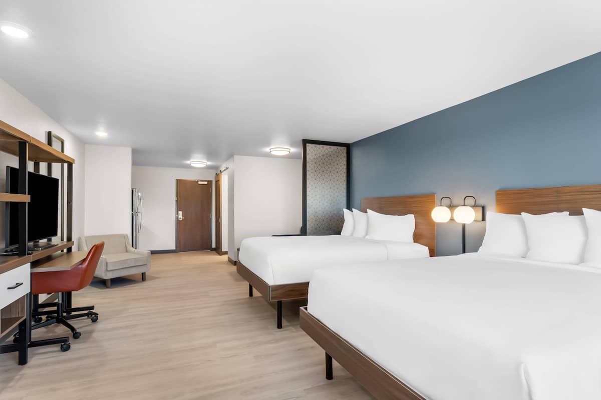 Standaard kamer, 2 queensize bedden, niet-roken | 1 slaapkamer, een bureau, een laptopwerkplek, gratis wifi