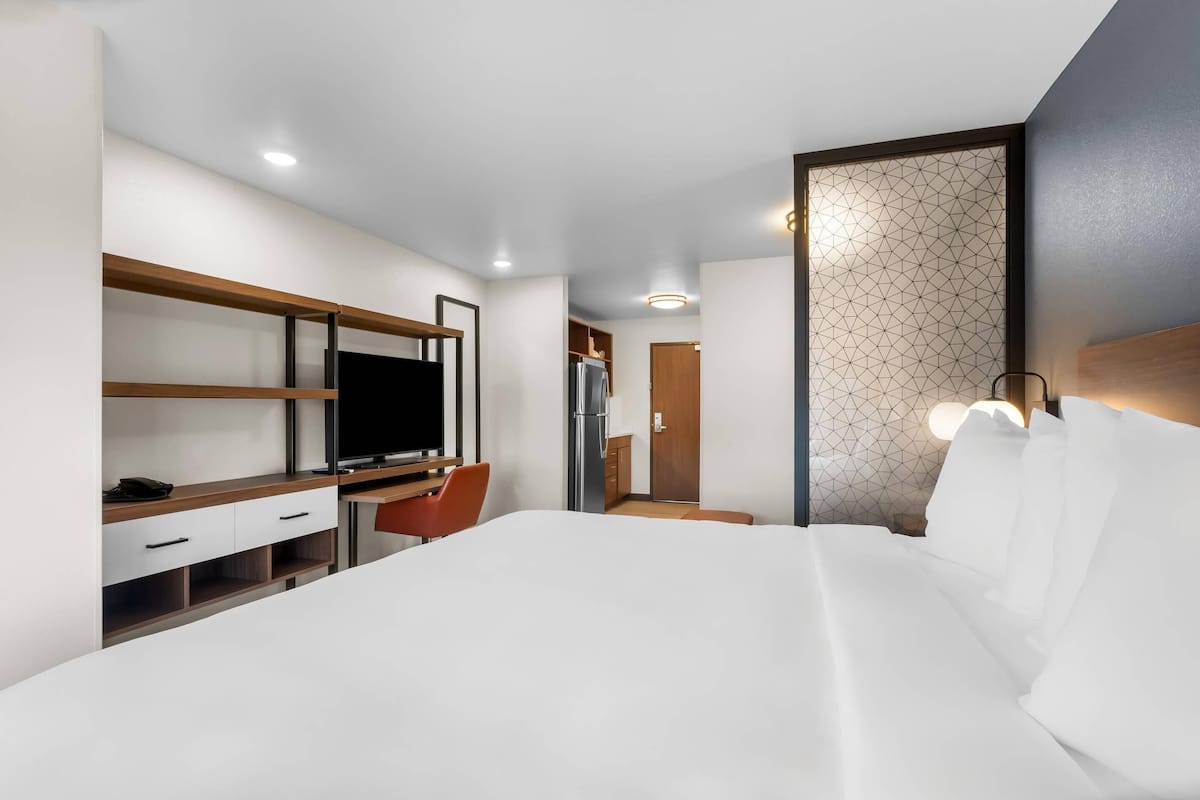 Standard Room, 1 King Bed, Non Smoking | 1 bedroom, desk, laptop workspace, free WiFi