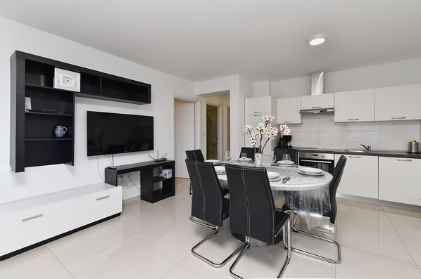 Fridge, oven, stovetop, dishwasher