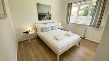 2 chambres, bureau, fer et planche Ă repasser, lit parapluie