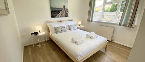 2 عدّة غرف نوم ومكتب ومكواة/لوح كي وسرير سفر