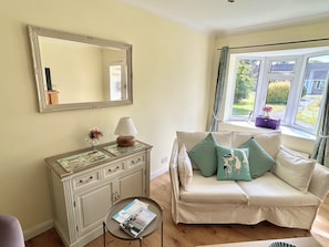 TV, fireplace - Daisy Cottage by NewFo rest (Lymington)