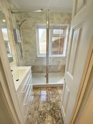 Dusche, Haartrockner, Handtücher