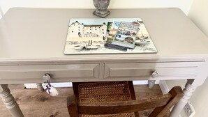 A table with a travel magazine, a decorative vase, and a small plant. - Daisy Cottage by NewFo rest (Lymington)