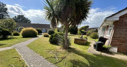 Bungalow-Moderni-Oma kylpyhuone-Puutarhanäköala-Daisy Cottage