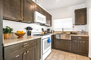 Kjøleskap, mikrobølgeovn, ovn og kokeplater