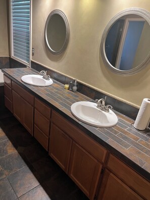 Shower, hair dryer, towels, soap - Tualatin Villa with 3 bedrooms in serene area (Tualatin)