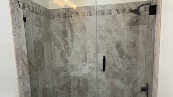 Regadera, secadora de cabello, toallas, jabón