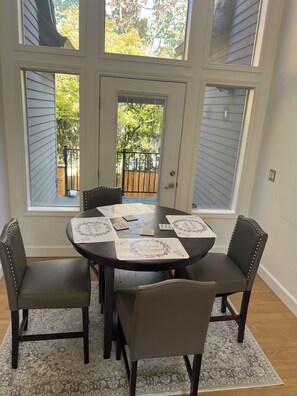 Dining - Tualatin Villa with 3 bedrooms in serene area (Tualatin)