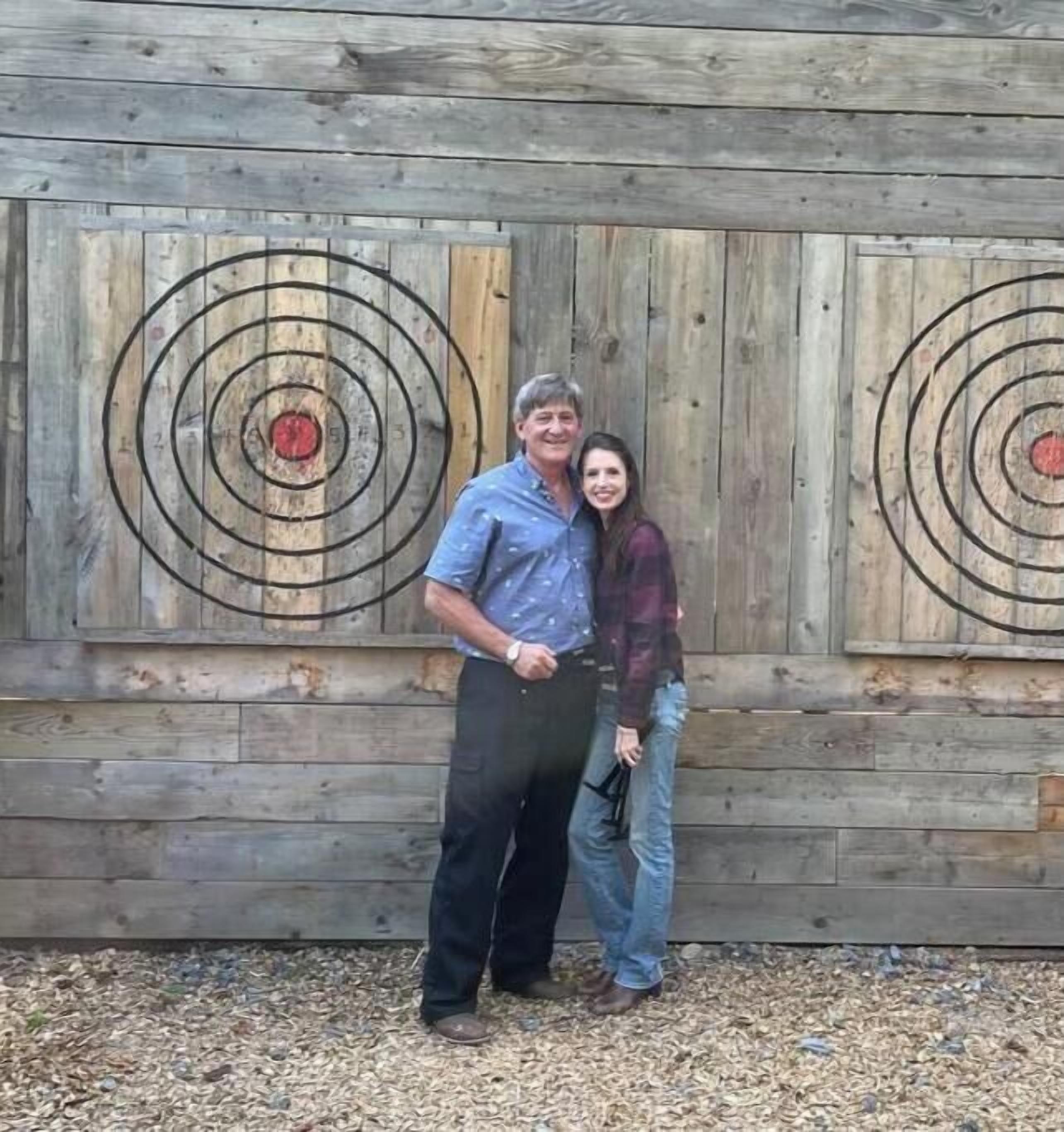 Un muro in legno con due grandi bersagli.